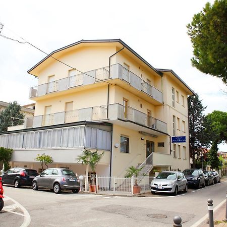 Hotel Lagomaggio Римини Екстериор снимка