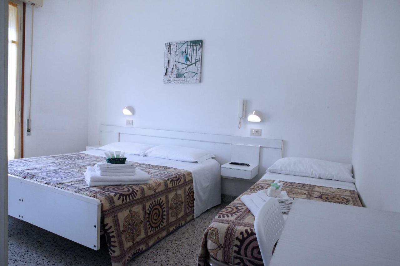 Hotel Lagomaggio Римини Екстериор снимка